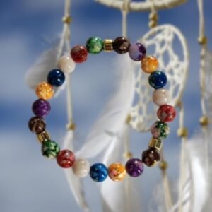 Bracelet des 7 chakras posé sur fond zen