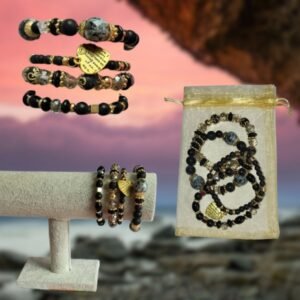 Détail des perles et strass sur bracelet bohème 