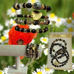 Bracelet multicouche bohème posé sur tissu doux