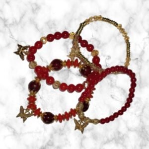 Breloques papillons sur fond blanc