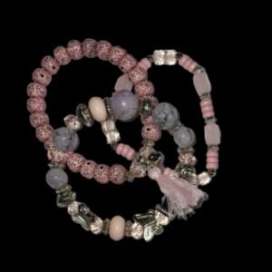 Bracelet papillon bohème posé sur soie