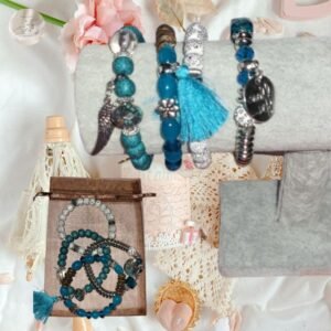 Détail du bracelet perlé avec frange en coton